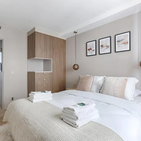 Apartment Unique Luxury Parisian Flat 2br/6p -champs Elysees