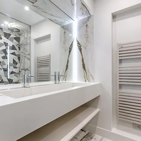 Apartment Unique Luxury Parisian Flat 2br/6p -champs Elysees Paris
